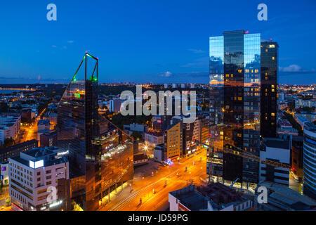 TALLINN, ESTONIE - Juillet 29, 2016 : l'entreprise moderne building at night Banque D'Images