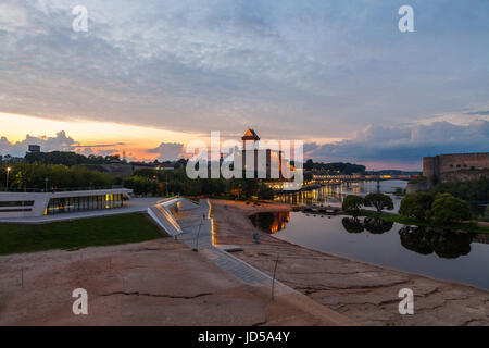 L'opposition de deux forteresses médiévales sur la rivière Narva au coucher du soleil, l'Estonie et la Russie border Banque D'Images