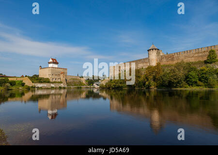 Deux forteresses médiévales sur la rivière Narva, Estonie et Russie frontière. Vue de jour d'été. Banque D'Images