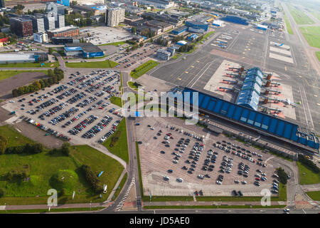 TALLINN, ESTONIE - 15 août, 2016 : Vue aérienne de terminal de l'aéroport et la banlieue avec portes Banque D'Images