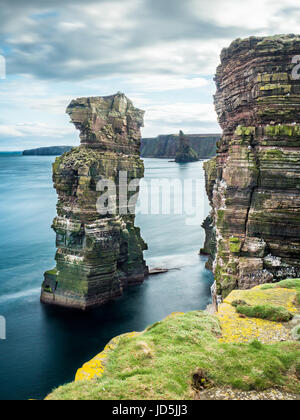 Les piles de la mer dans le Pentland Firth à Duncansby Head, près de John O'Groats, Caithness, en Écosse. Les piles sont utilisées par les oiseaux pour nicher. Banque D'Images