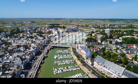 Photographie aérienne du Pouliguen centre village et port en Loire Atlantique, France Banque D'Images