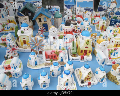 Blanc et bleu style grec églises et maisons, de souvenirs à vendre au village d'Oia à Santorin, île de Grèce Banque D'Images