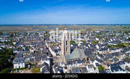 Photographie aérienne de Batz sur mer village, cette église et les marais salants de Guerande en Loire Atlantique, France Banque D'Images