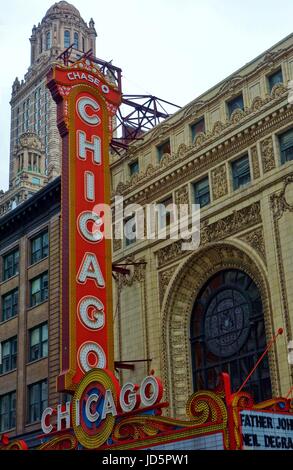Vue sur le monument Chicago Theater, un théâtre historique dans le quartier de la boucle de Chicago, Illinois. Banque D'Images