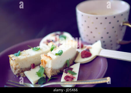 Gâteau fromage dessert avec du chocolat sucette et Coffee cup Banque D'Images