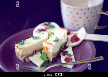 Gâteau fromage dessert avec du chocolat sucette et Coffee cup Banque D'Images