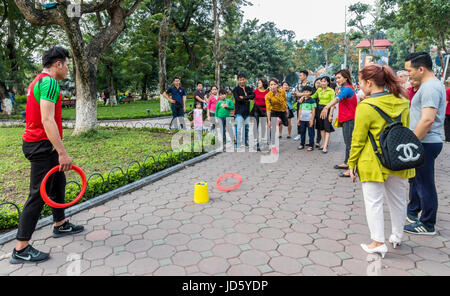 Les enfants et les gens de jouer aux jeux à Hanoi Vietnam Banque D'Images