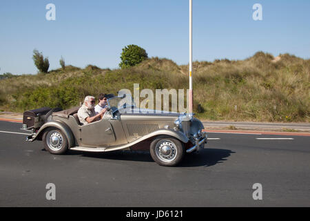 VOITURE de sport MG TF 1954 50s voiture de sport; 50s Classic, collectable restauré véhicules vintage arrivant pour le Woodvale Rally, Southport, Merseyside, Royaume-Uni. Banque D'Images