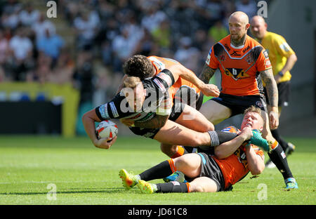 Hull FC, Liam Watts est abordé par Castleford Tigers Adam Milner et Alex Foster au cours de la Ladbrokes Challenge Cup, quart-de-finale match au stade KCOM, Hull. Banque D'Images