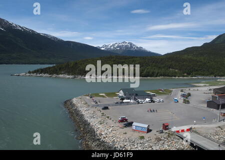 Pays du soleil de minuit. Skagway en Alaska célèbre pour son or mais est maintenant un port pour navires de croisière populaires. Banque D'Images