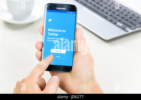 Krynica Pologne - 10 juin 2017 : Samsung Galaxy S7 dans la main quand vous connecter à Twitter applications. Twitter est l'un des plus populaires de réseautage social s Banque D'Images