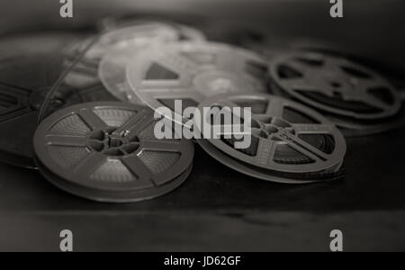 Des tas de vintage super 8 mm bobines de film noir et blanc, selective focus détail Banque D'Images