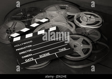 Des tas de vintage super 8 mm bobines de film noir, clapper board selective focus détail Banque D'Images