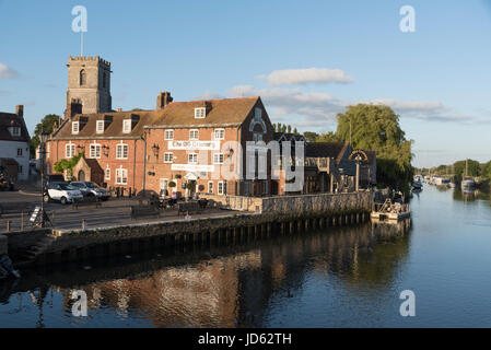 La rivière Frome à Wareham, Dorset, Angleterre une petite ville. Juin 2017. Phot prise au cours de la faible lumière de la soirée. Banque D'Images