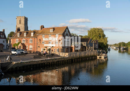 La rivière Frome à Wareham, Dorset, Angleterre une petite ville. Juin 2017. Phot prise au cours de la faible lumière de la soirée. Banque D'Images