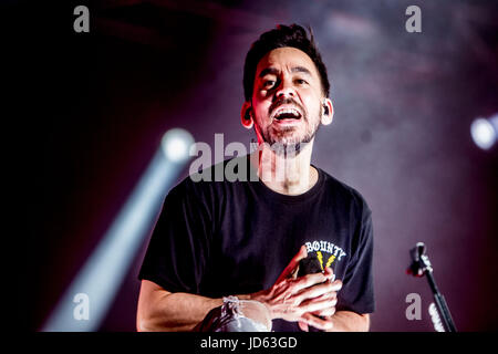 Monza, Italie. 17 Juin, 2017. Linkin Park effectue live au I-jours festival à Monza, Italie Linkin Park effectue live au IDays Festival à Monza, Italie : Crédit Mairo Cinquetti/Pacific Press/Alamy Live News Banque D'Images