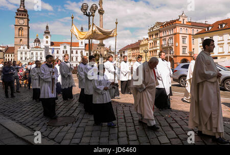 Hradec Kralove, République tchèque. 18 Juin, 2017. Des centaines de catholiques tchèque assister à la fête de Corpus Christi, Hradec Kralove, République tchèque le 18 juin 2017. Credit : Omar Marques/Pacific Press/Alamy Live News Banque D'Images