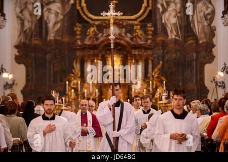 Hradec Kralove, République tchèque. 18 Juin, 2017. Des centaines de catholiques tchèque assister à la fête de Corpus Christi, Hradec Kralove, République tchèque le 18 juin 2017. Credit : Omar Marques/Pacific Press/Alamy Live News Banque D'Images