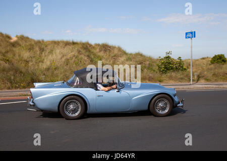 1964 60s Daimler SP 250 Dart 2548cc essence classique britannique, collectable restauré vintage véhicules rares arrivant pour le Woodvale Rally, Southport, Merseyside, Royaume-Uni. Banque D'Images