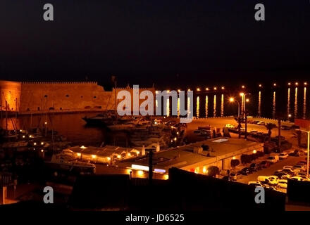 La forteresse d'Héraklion et de l'ancien port d'Héraklion la nuit, l'île de Crète, Grèce Banque D'Images