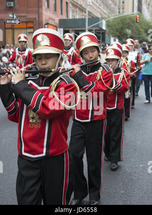 Défilé du Jour de l'indépendance des Philippines sur Madison Avenue à New York. Crimson Kings Drum & Bugle Corps Fife, à partir de l'École chinoise de New York un week-end de l'école culturelle à Manhattan. Banque D'Images