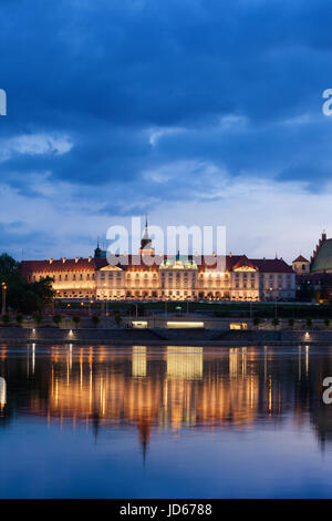 Château Royal de ville de Varsovie, Pologne au crépuscule avec la réflexion sur la Vistule, de l'architecture maniériste et Baroque Banque D'Images