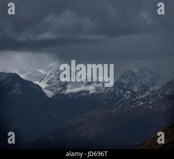 Tempête sur la montagne dans la région de Mustang (Népal). Banque D'Images