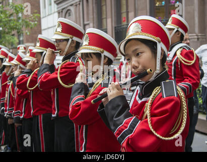 Défilé du Jour de l'indépendance des Philippines sur Madison Avenue à New York. Crimson Kings Drum & Bugle Corps Fife, à partir de l'École chinoise de New York un week-end de l'école culturelle à Manhattan. Banque D'Images