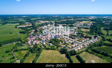 Photo aérienne du village de Rouans, le grand chemin, Loire Atlantique, France Banque D'Images