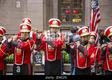 Défilé du Jour de l'indépendance des Philippines sur Madison Avenue à New York. Crimson Kings Drum & Bugle Corps Fife, à partir de l'École chinoise de New York un week-end de l'école culturelle à Manhattan. Banque D'Images