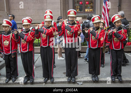 Défilé du Jour de l'indépendance des Philippines sur Madison Avenue à New York. Crimson Kings Drum & Bugle Corps Fife, à partir de l'École chinoise de New York un week-end de l'école culturelle à Manhattan. Banque D'Images