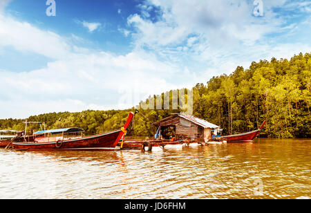 Bateau longtail traditionnels en bois de Pak Nam sur la rivière de Krabi, Thaïlande Banque D'Images