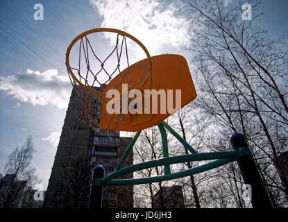 Panier de basket-ball contre le ciel à Moscou Banque D'Images