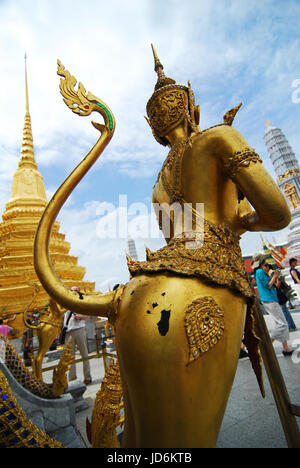 WAT Phra Kaew BANGKOK - 30 juin : les touristes non identifiés à pied dans le long (Wat Phra Kaew), Temple du Bouddha Émeraude avec ciel bleu 30 JUIN 2007 BANGKO Banque D'Images