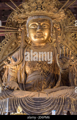 Tōdai-ji Temple de l'est une grande statue de Bouddha Doré. Banque D'Images