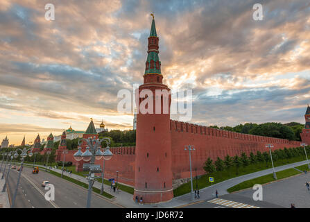Coucher du soleil spectaculaire sur Moscou Kremlin, vue depuis le pont Bolshoy Kamenny, Moscou, Russie. Banque D'Images