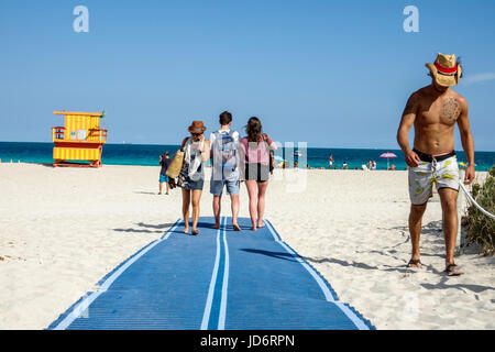 Miami Beach Floride, eau de l'océan Atlantique, sable, tapis d'accessibilité ADA, accès pour fauteuils roulants, adultes homme hommes, femme femme femme femme dame, marche, visito Banque D'Images