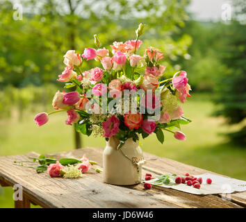 Bouquet de fleurs avec des tulipes et des roses. Banque D'Images