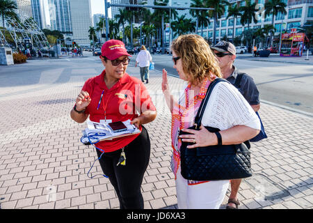 Miami Florida, centre-ville, Biscayne Boulevard, Bayfront Park, femme hispanique femmes, homme hommes, ville, tour, agent de billets, vendeurs stall stands bo Banque D'Images