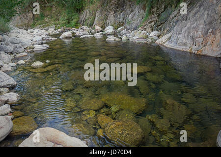 Le petit côté d'ondulation de l'eau de la rivière Ardèche en France Banque D'Images