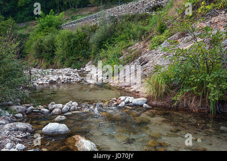 Le petit côté d'ondulation de l'eau de la rivière Ardèche en France Banque D'Images