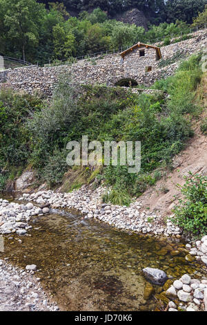 Le petit côté d'ondulation de l'eau de la rivière Ardèche Banque D'Images