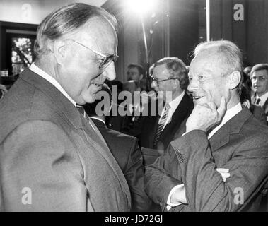 ARCHIVE - l'Ouest Confédération syndicale allemande est titulaire d'une réception d'anniversaire de son président Ernst Breit à Duesseldorf, Allemagne, 31 août 1984. La photo montre l'Ouest, le chancelier allemand Helmut Kohl (L) en conversation avec le chef du SPD, Willy Brandt (R). L'ancien chancelier allemand Helmut Kohl est décédé à l'âge de 87 ans. La nouvelle a été partagée avec l'agence de presse allemande par l'avocat d'Holthoff-Pfoertner Kohl. Photo : Roland Scheidemann Banque D'Images