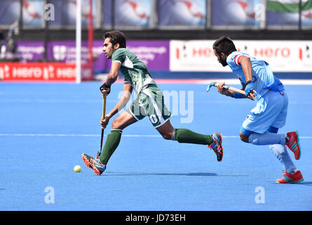 Londres, Angleterre - le 18 juin 2017 : Ali SHAN (PAK, à gauche) en action lors de la Ligue mondiale de hockey héros demi-finale (hommes) Pakistan v l'Inde à Lee Valley Hockey et Tennis Center le dimanche. Photo : Taka G Wu Banque D'Images