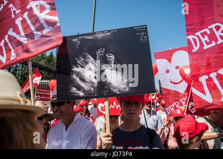 Madrid, Espagne. 18 Juin, 2018. Une jeune fille portant une pancarte avec une photo d'une échographie au cours d'une vie Pro manifestation demandant au gouvernement d'inclure la réalisation d'une échographie de la femme enceinte dans l'information préalable à l'avortement. Credit : Marcos del Mazo/Alamy Live News Banque D'Images