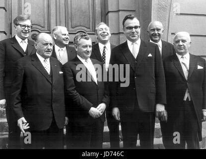 ARCHIVE - Le premier ministre nouvellement élu de l'État ouest-allemand de Rhénanie-Palatinat, Helmut Kohl (CDU), présente son nouveau cabinet à Mainz, Allemagne, 19 mai 1969 : (L-R, première rangée) ministre de l'intérieur août Wolters, le ministre de l'agriculture, Otto Mayer, premier ministre Helmut Kohl, le ministre de l'économie, Hanns Neubauer et (L-R, rangée arrière) La ministre de la culture, Bernhard Vogel, le ministre de la justice, Fritz Schneider, Heiner Geissler ministre sociale et le ministre des Finances, Hermann Eicher. Kohl est décédé à l'âge de 87 ans à son domicile le 16 juin 2017. L'agence de presse allemande a été informé de l'actualité par l'avocat de Kohl Banque D'Images