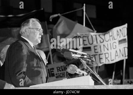 ARCHIVE - le chancelier ouest-allemand, Helmut Kohl (CDU), donne une conférence devant les ruines de l'église Frauenkirche à Dresde, Allemagne, 19 décembre 1989. Les citoyens de l'Allemagne de l'est peut être vu derrière Kohl tenant des banderoles demandant la réunification de l'Allemagne. Kohl est décédé à l'âge de 87 ans à son domicile le 16 juin 2017. L'agence de presse allemande a été informé de l'actualité par Kohl est avocat. Photo : AFP Banque D'Images