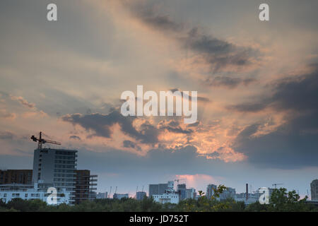 Thames Barrier Park, Silvertown, Londres, Royaume-Uni. 18 Juin, 2017. Météo : ciel dramatique britannique après avoir été à Londres Crédit : WansfordPhoto/Alamy Live News Banque D'Images