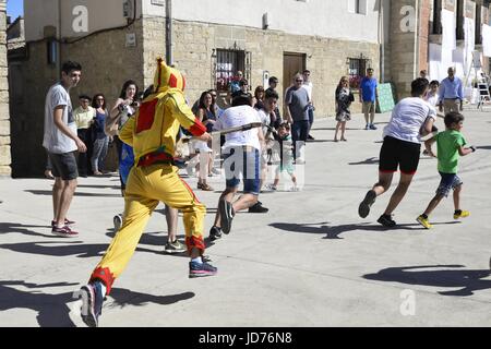 Castrillo de Murcia, Burgos, Espagne. 18 Juin, 2017. L 'Colacho' est le personnage qui donne son nom à cet événement. Au cours de la marche, de nombreux enfants réprimander le diable et il chasse les jeunes et tente de les frapper avec un cheval-queue de soupapes. Photo : M.Ramirez/Alamy Live News Banque D'Images